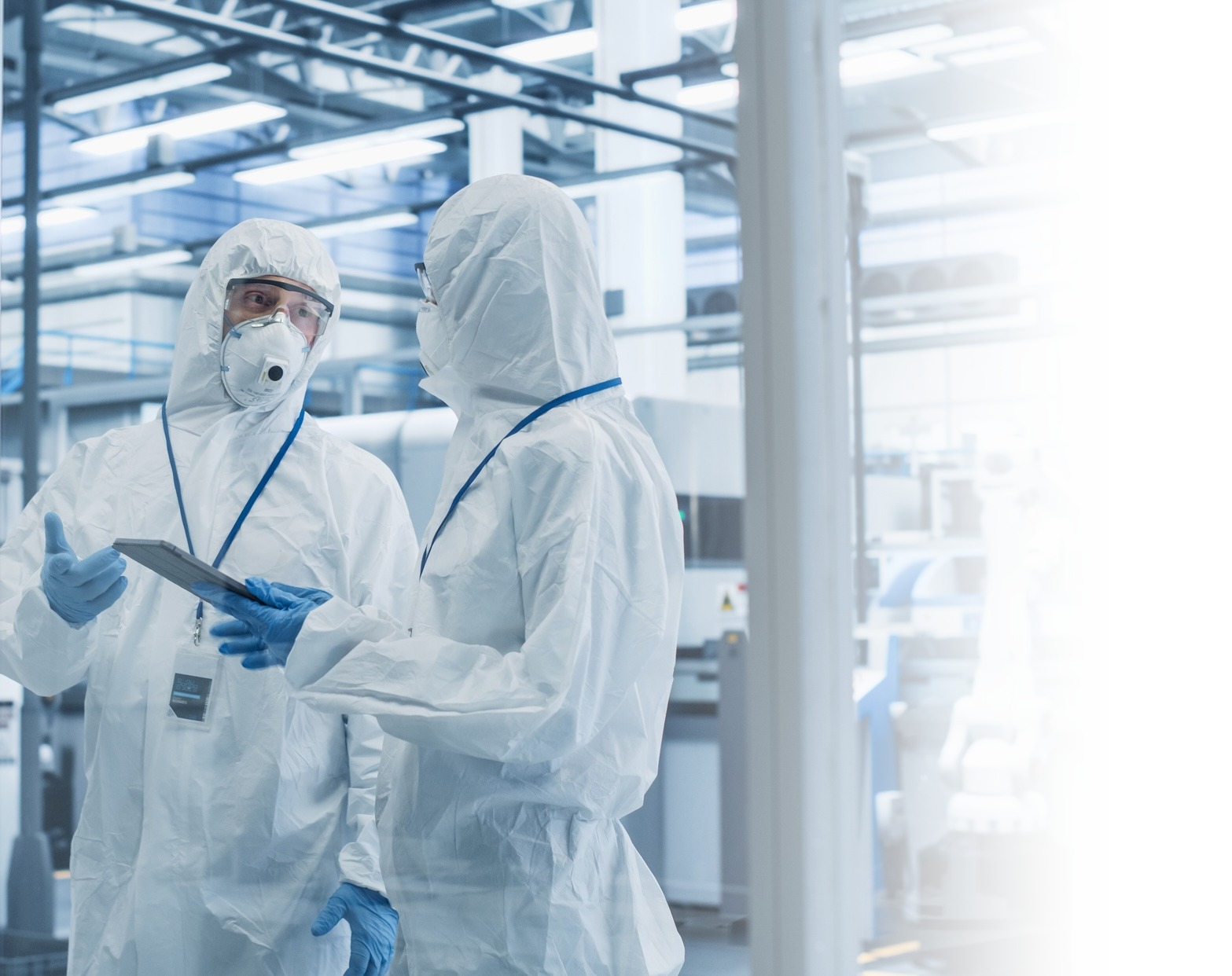 contamination_control_white two people working in a cleanroom